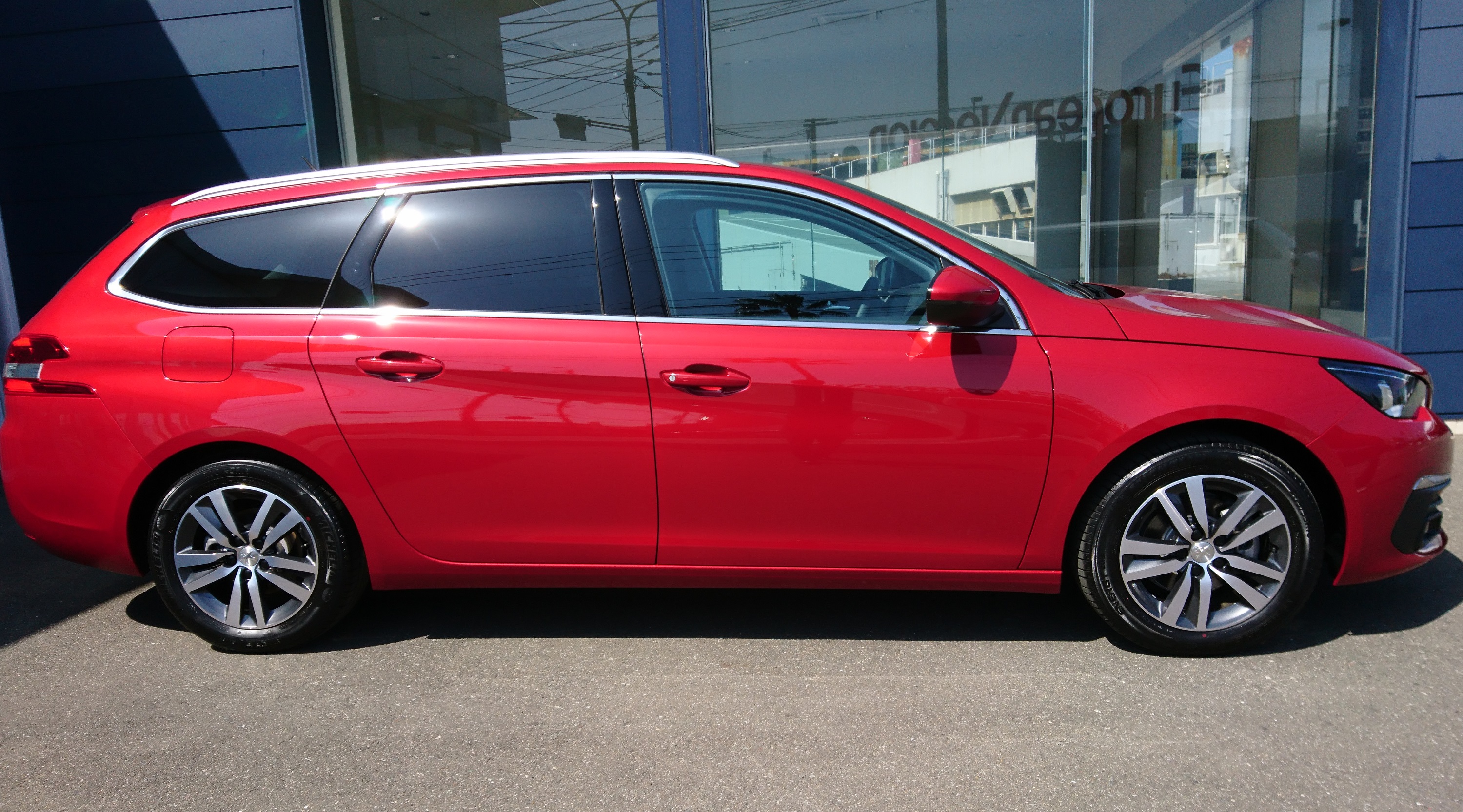 NEW 308 SW Allure BlueHDiご納車！