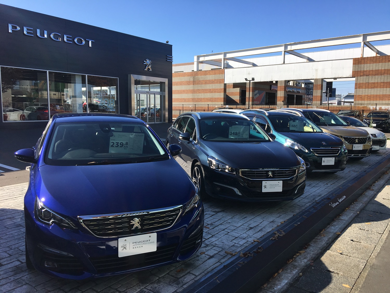 プジョー認定中古車取り揃えております。