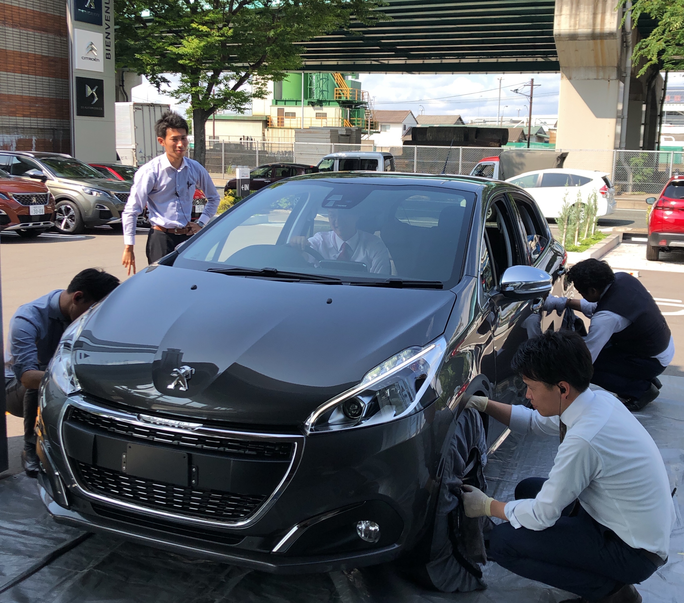 ショールーム展示車入れ替え中✨