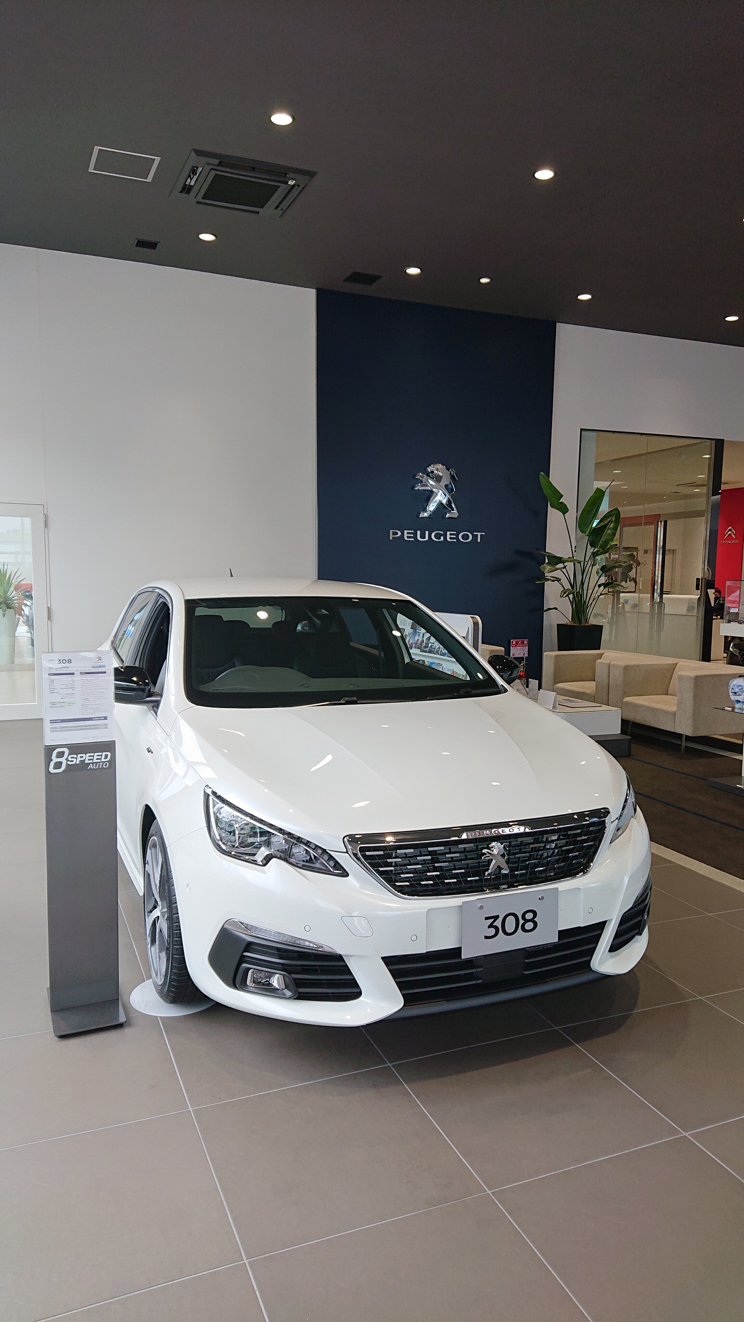 PEUGEOTショールームにて