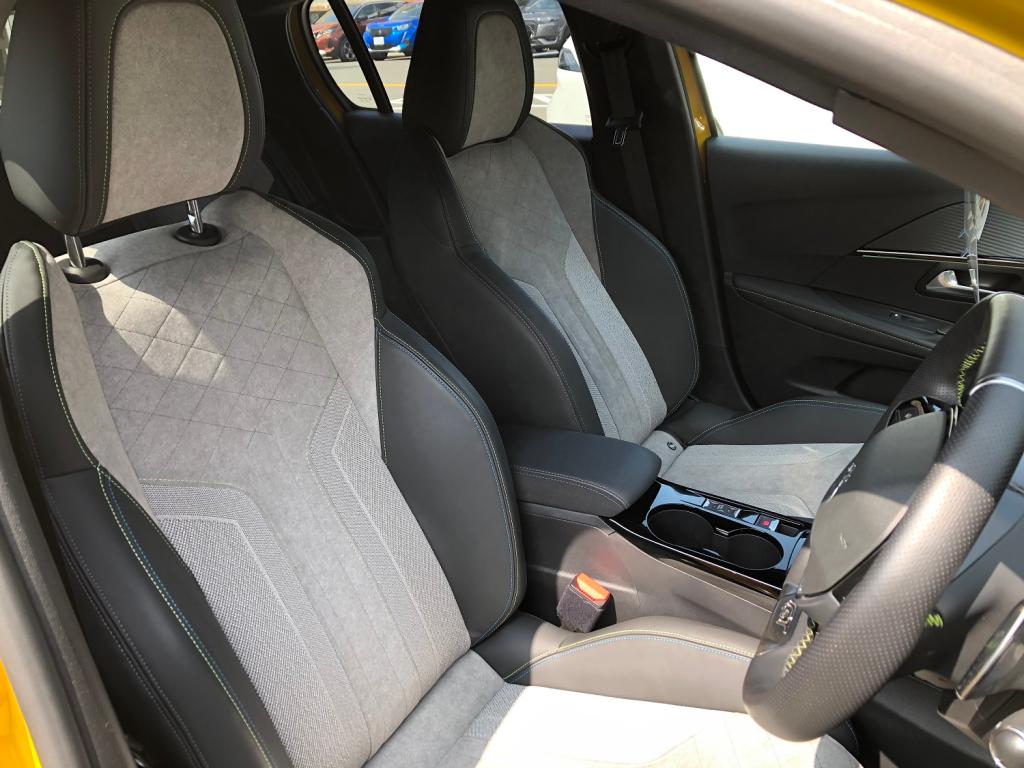 PEUGEOT　208 インテリア