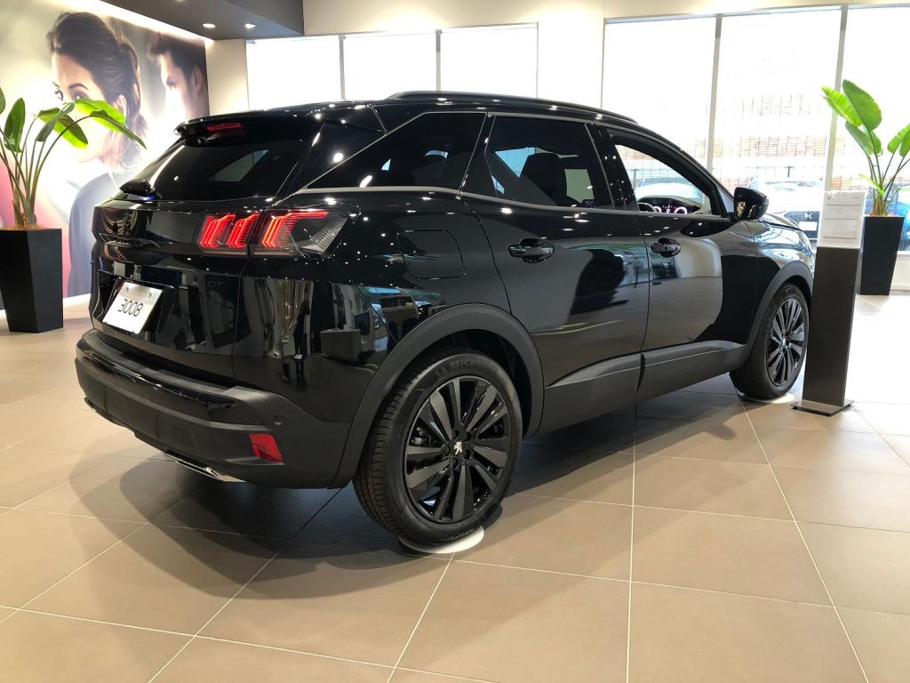 3008 GT BlueHDi Black Pack 展示車（エクステリア）