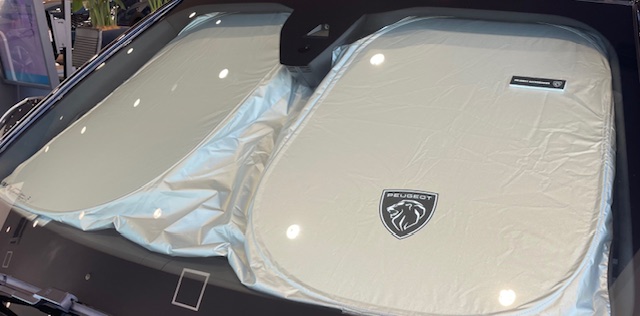 フロントウィンドウサンシェード